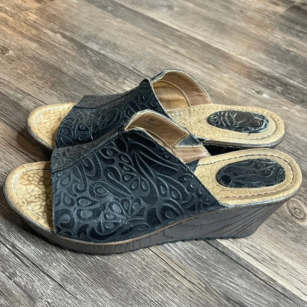 B.O.C. BY BORN EMBOSSED FLORAL TOOLED LEATHER WEDGE SANDALS‎  SIZE 9M